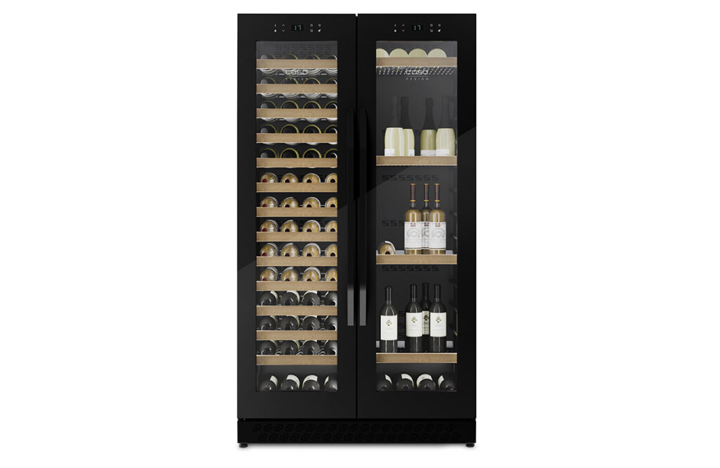 Schwarzer Weinkühlschrank mit zwei Glastüren, links mit Weinflaschen horizontal gelagert, rechts mit Weinflaschen und Gläsern auf Regalen