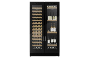 Schwarzer Weinkühlschrank mit zwei Glastüren, links mit Weinflaschen horizontal gelagert, rechts mit Weinflaschen und Gläsern auf Regalen