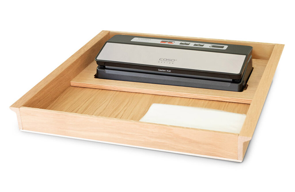 Holztablett mit integriertem schwarzem und silbernem Vakuumiergerät