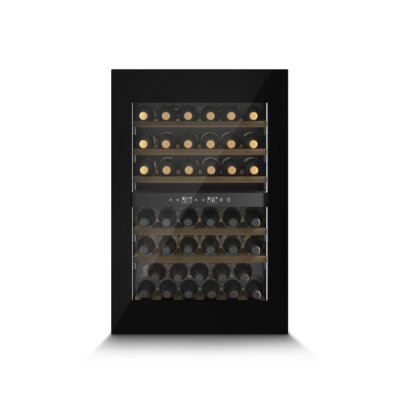 Schwarzer Weinkühlschrank mit zwei Temperaturzonen, gefüllt mit Weinflaschen, obere Zone mit goldenen Verschlüssen, untere Zone mit dunklen Flaschen